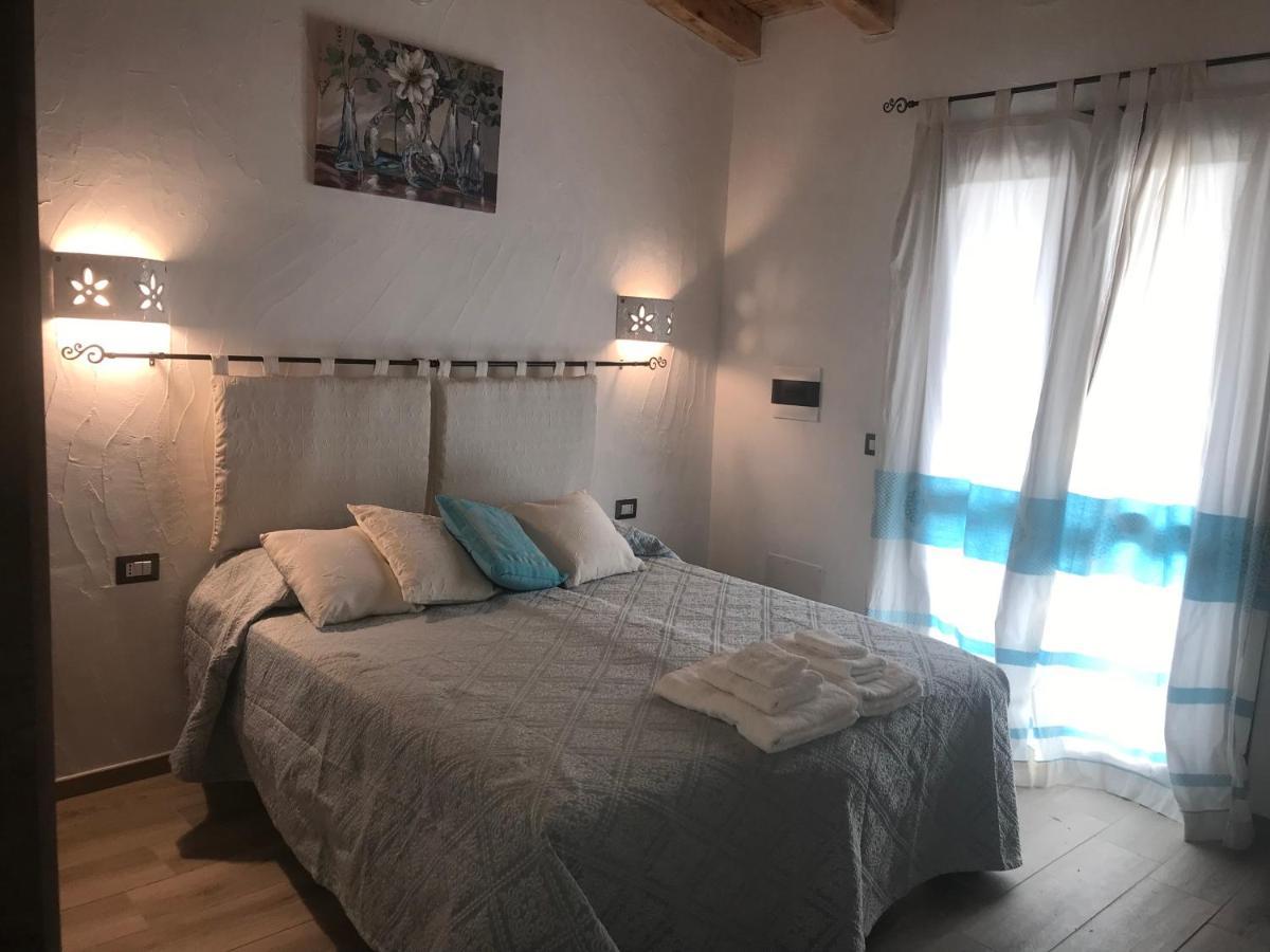 La Fragola In Campagna 6 K M Da San Pantaleo Hotel Buitenkant foto